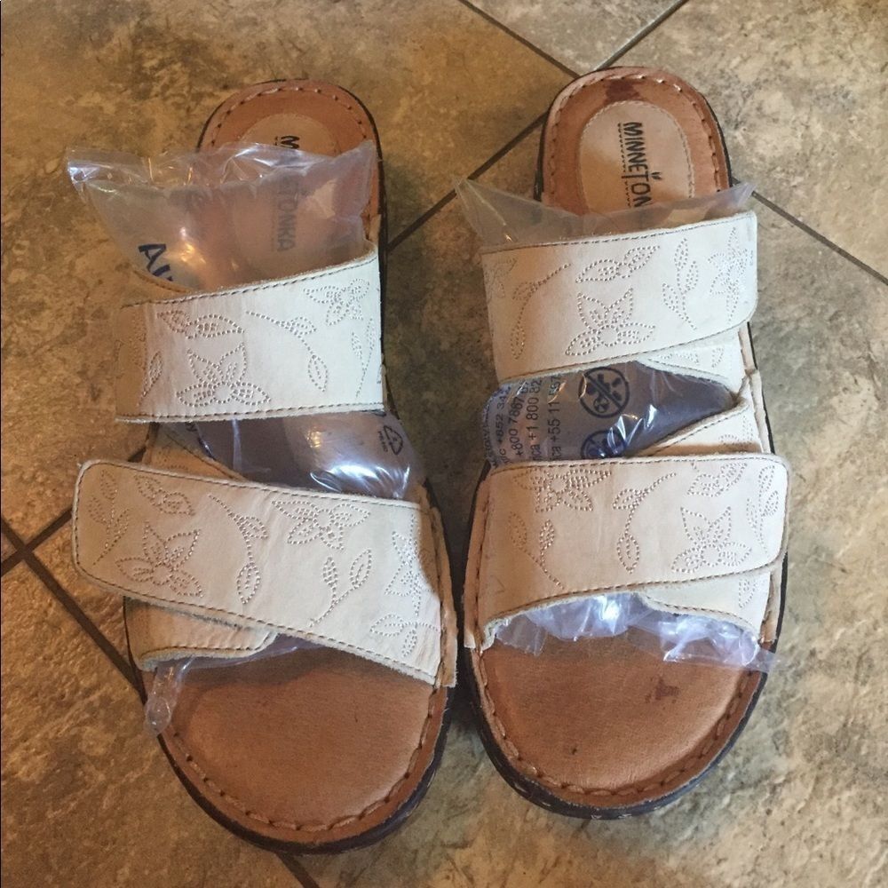 Minnetonka leather sandals sz 11